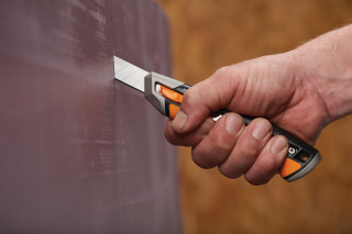 Nož tapetniški rezilo 18mm Carbonm 1027227 Fiskars