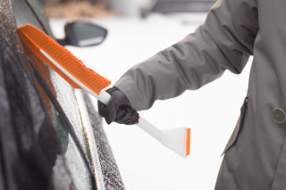 Metlica+strgalo za led Snowexpert 1019352 Fiskars