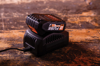 Polnilnik 18V 2.4A Fuse