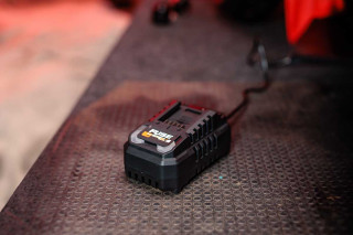 Polnilnik 18V 2.4A Fuse