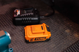 Akumulator + polnilnik 18V 1.5 Ah+2.4A Fuse