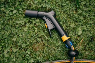 BRIZGALKA ZA VODO NASTAVLJIVA 1070838 Fiskars 