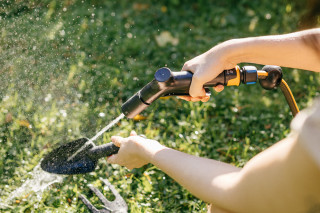 BRIZGALKA ZA VODO NASTAVLJIVA 1070838 Fiskars 