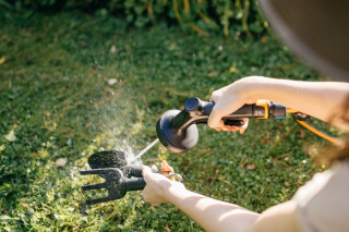 BRIZGALKA ZA VODO VEČFUNKCIJSKA 1070836 Fiskars 