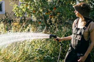 BRIZGALKA ZA VODO VEČFUNKCIJSKA 1070836 Fiskars 