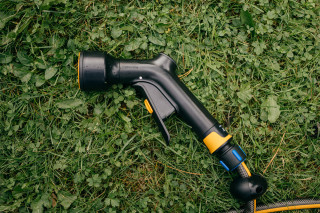 BRIZGALKA ZA VODO VEČFUNKCIJSKA 1070837 Fiskars 