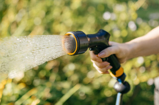 BRIZGALKA ZA VODO VEČFUNKCIJSKA 1070837 Fiskars 