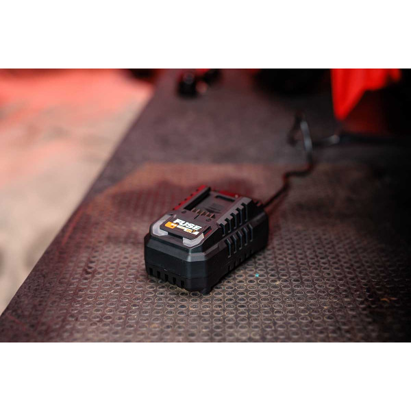 Polnilnik 18V 2.4A Fuse