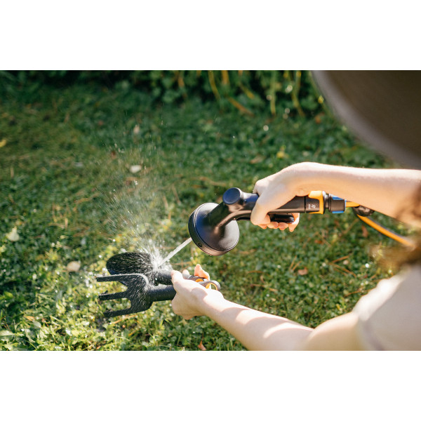 BRIZGALKA ZA VODO VEČFUNKCIJSKA 1070836 Fiskars 